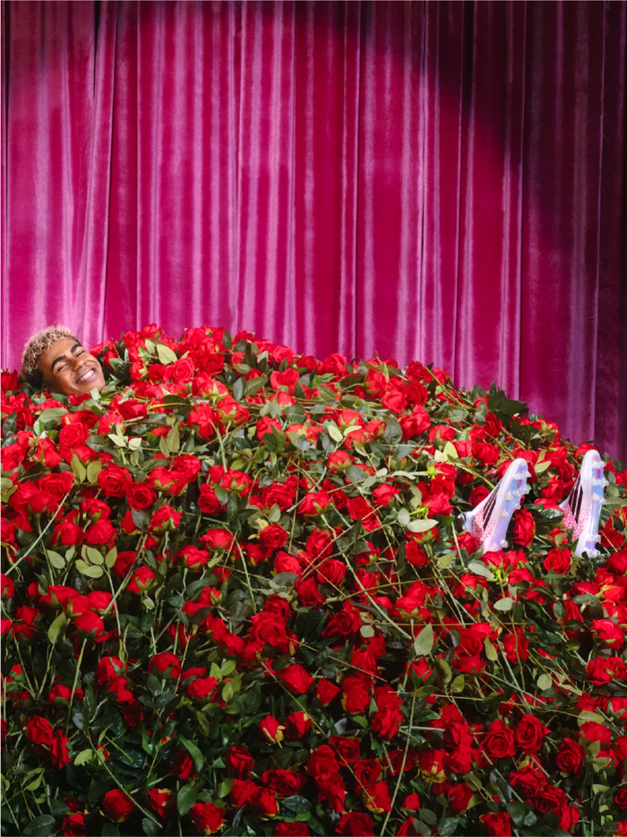 海星体育-阿迪“殡葬风”海报太抽象了…网友：送走亚马尔？|阿迪达斯|猎手|玫瑰|玫瑰花|广告_新浪体育_新浪新闻